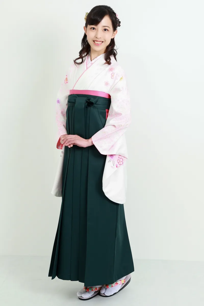 着物】クリーム地金箔小桜散らし花輪+【袴】フカミドリ│27,500